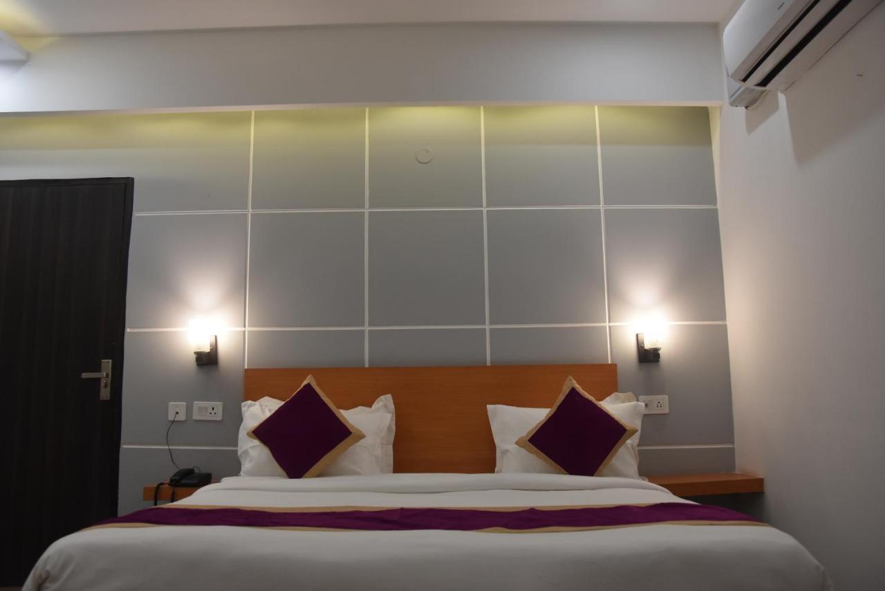 Hotel De Luxe Basai Road Gurgaon Eksteriør bilde