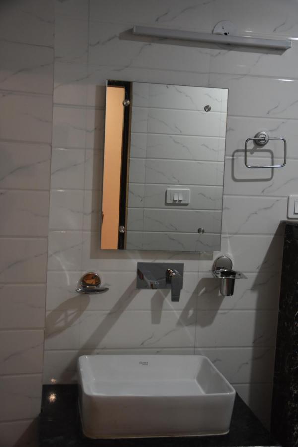 Hotel De Luxe Basai Road Gurgaon Eksteriør bilde