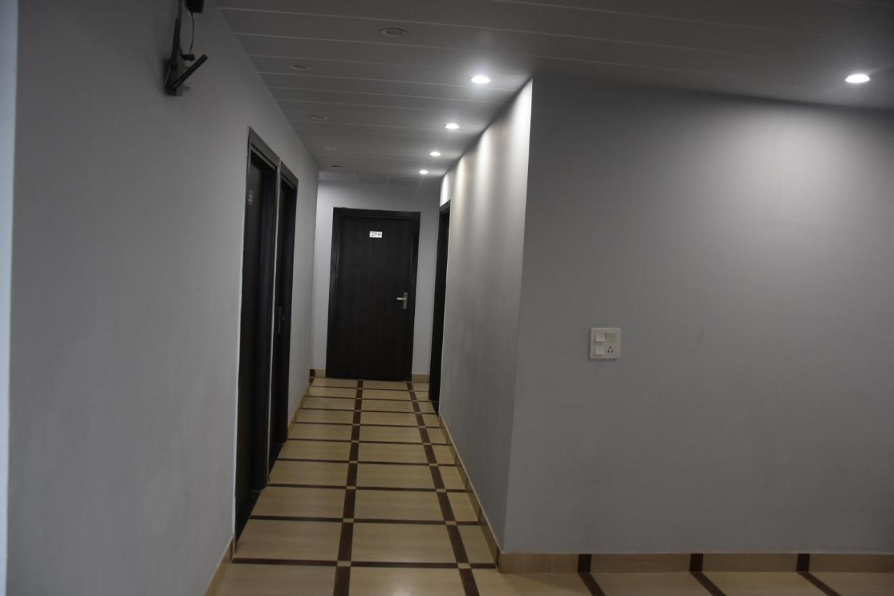 Hotel De Luxe Basai Road Gurgaon Eksteriør bilde